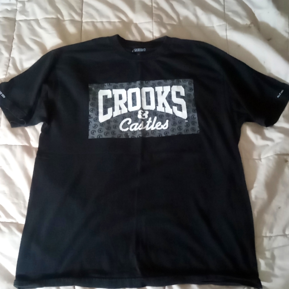 Men's large Crooks and Castles t shirt